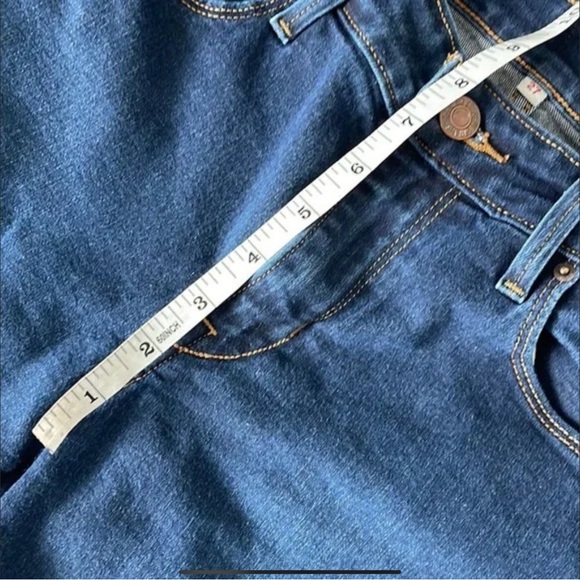 Levi's Women's Stretch Bermuda Shorts - Picture 6 of 9